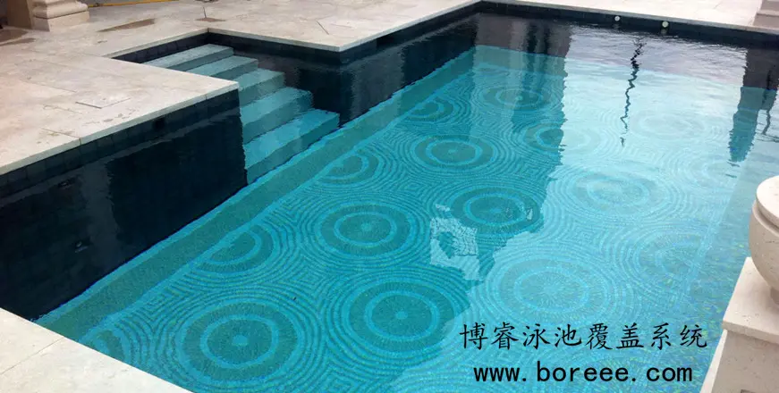 自动升降式泳池盖安装在室外